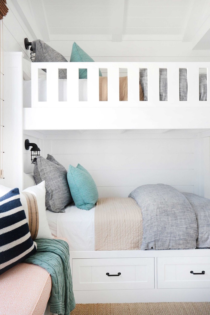 California-beach-house-coastal-interiors-bunk-bed-room